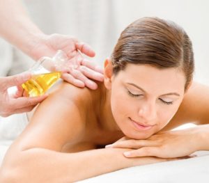Mát xa dầu dừa